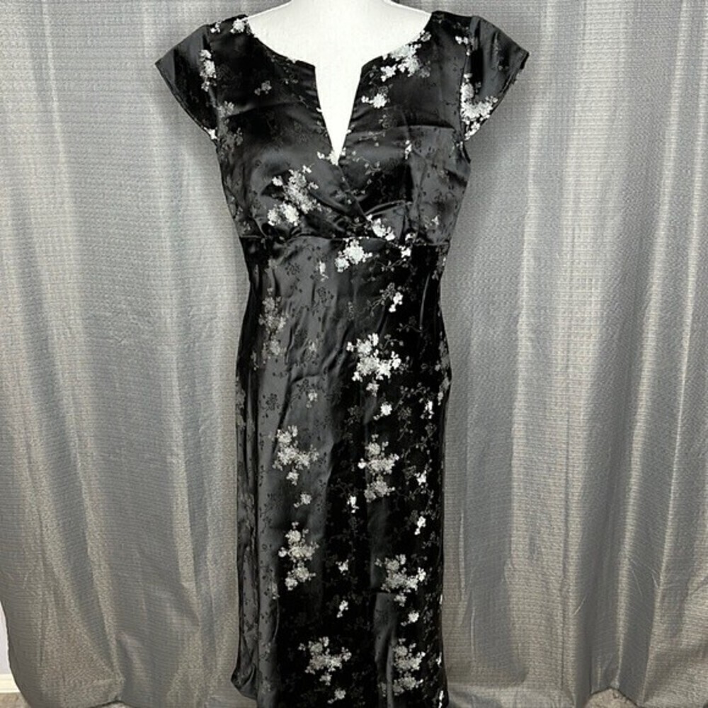 LAUREN LEE SIZE 12 BLACK AND SILVER VNECK DRESS